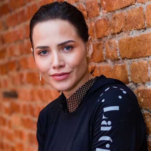 Letícia Colin brincou no Instagram sobre barriga em assento preferencial: 'O que mais consigo com essa barriga?'. De férias em Londres, a atriz fez o post nesta quarta-feira, 14 de agosto de 2019