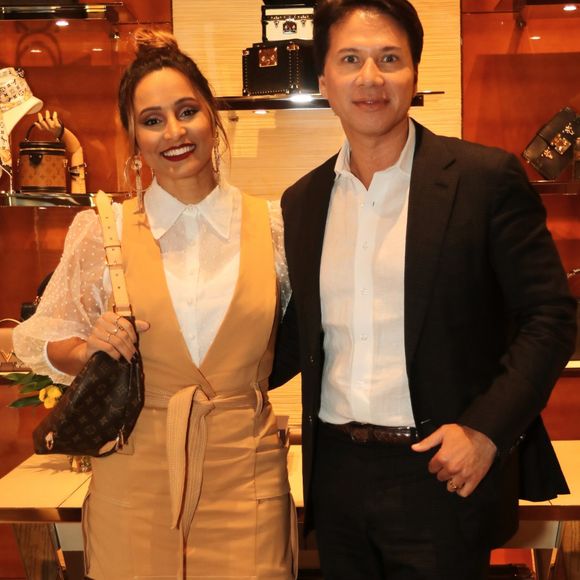 Thaíssa Carvalo posou ao lado do embaixador da Louis Vuitton em lançamento de livro de Fernando Torquatto nesta quarta-feira, dia 14 de agosto de 2019