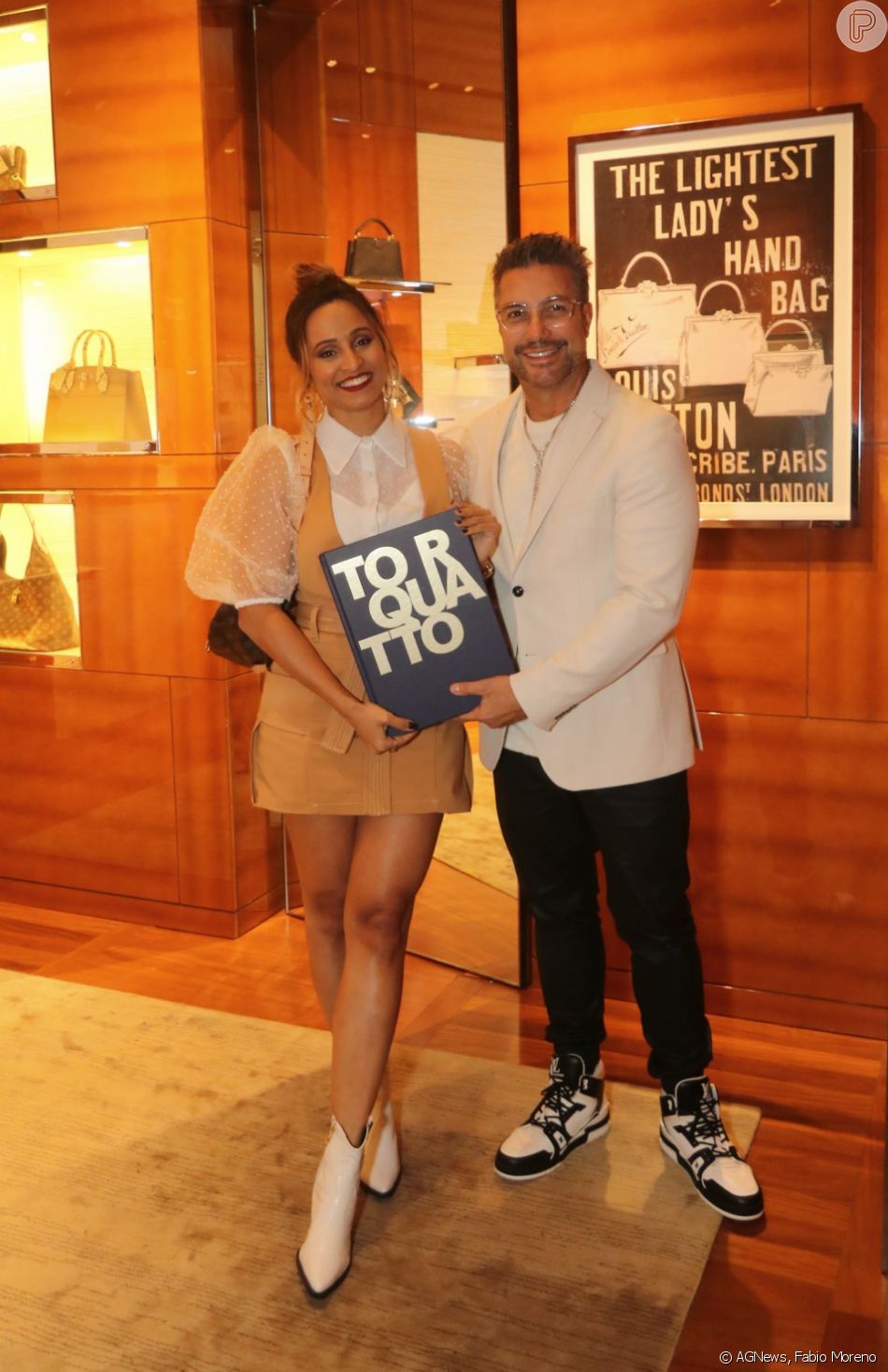Thaíssa Carvalo elege blusa com manga bufante para lançamento de livro de Fernando Torquatto nesta quarta-feira, dia 14 de agosto de 2019
