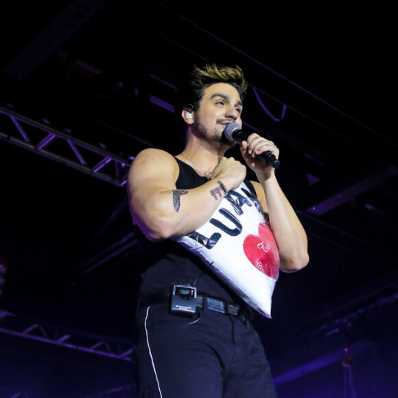 Luan Santana ganha almofada de fã em show em São Paulo