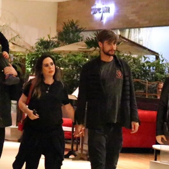 Na reta final da gravidez, Tatá Werneck apostou em look all black para noite em shopping com o noivo, Rafael Vitti