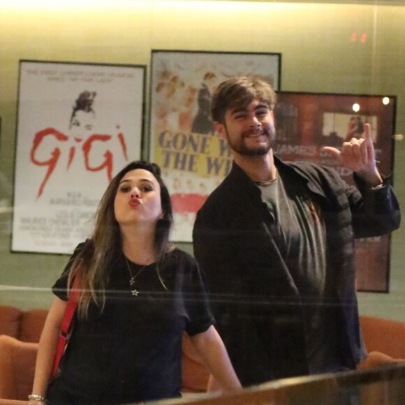 Na reta final da gravidez, Tatá Werneck e Rafael Vitti brincaram com fotógrafo durante passeio por shopping