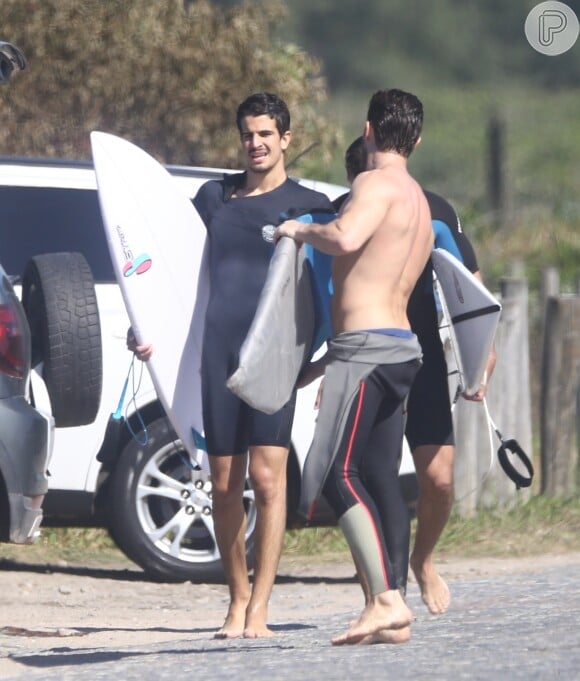 Klebber Toledo e Enzo Celulari saíram da água com as pranchas de surfe na mão