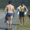 Klebber Toledo e Enzo Celulari trocaram de roupa na estrada que margeia a praia