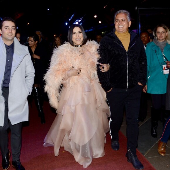 Cleo combina look com gargantilha preta  para o Festival de Cinema de Gramado neste domingo, dia 18 de agosto de 2019