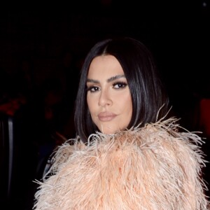 Cleo aposta em look com muitas penas para o Festival de Cinema de Gramado neste domingo, dia 18 de agosto de 2019