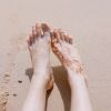 Cuidar dos pés no verão: o uso de protetor solar é recomendado devido à exposição ao sol