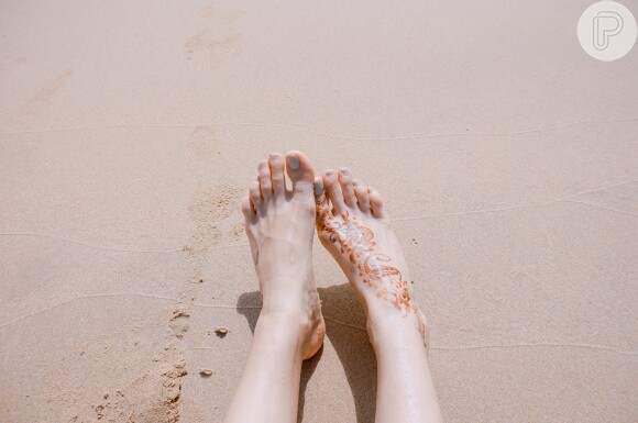 Cuidar dos pés no verão: o uso de protetor solar é recomendado devido à exposição ao sol