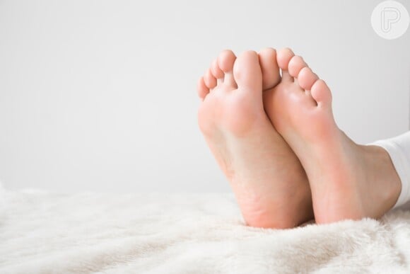 Cuidados com os pés: alternar os calçados e deixá-los respirar é uma dica para evitar fungos e micoses
