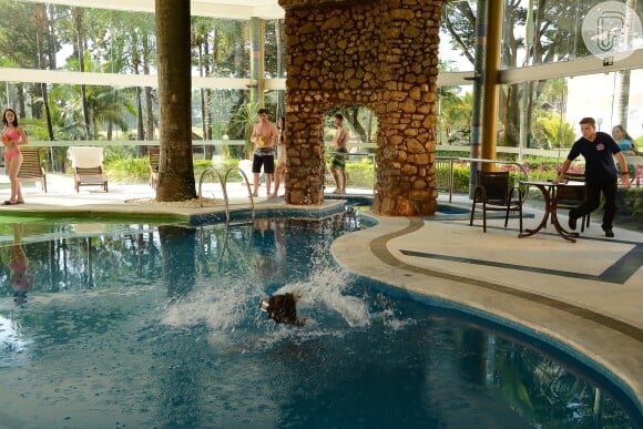 Mirela (Larissa Manoela) cai na piscina ao jogar com óculos de realidade virtual na novela 'As Aventuras de Poliana'