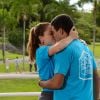 Guilherme (Lawrran Couto) beija Carla (Raissa Chaddad) vê na novela 'As Aventuras de Poliana'
