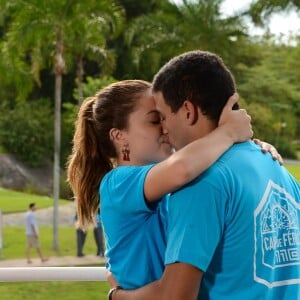 Guilherme (Lawrran Couto) beija Carla (Raissa Chaddad) vê na novela 'As Aventuras de Poliana'
