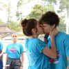 Raquel (Isabella Moreira) beija Jefrey (Wesley Schmitt) ao ver Guilherme (Lawrran Couto) beijando Carla (Raissa Chaddad) na novela 'As Aventuras de Poliana'