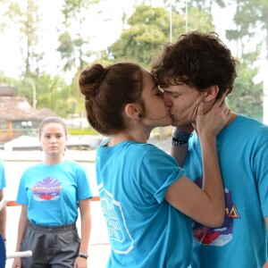 Raquel (Isabella Moreira) beija Jefrey (Wesley Schmitt) ao ver Guilherme (Lawrran Couto) beijando Carla (Raissa Chaddad) na novela 'As Aventuras de Poliana'