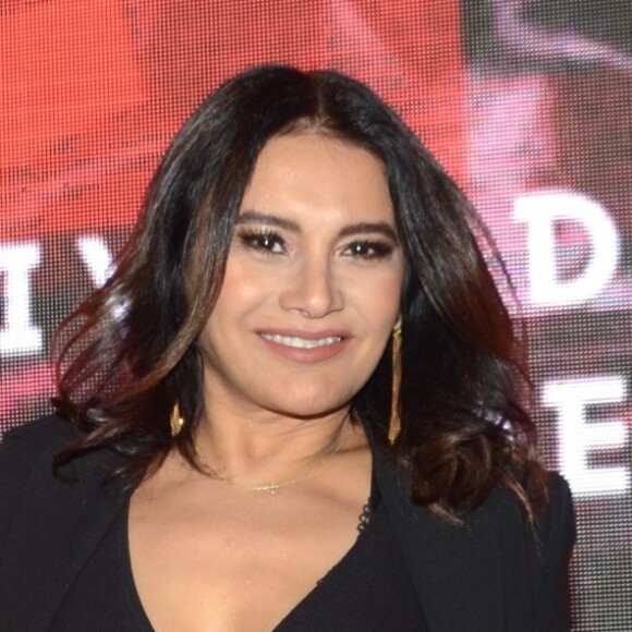 Dira Paes aposta em macacão com decote em 'v' em um laço na cintura em pré-estreia no Festival de Cinema de Gramado nesta quinta-feira, dia 22 de agosto de 2019