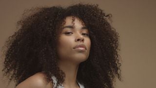 Alô, cacheadas! Essas 5 dicas valiosas vão definir seus cachos e reduzir o frizz