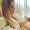 Ticiane Pinheiro amamenta a filha Manuella, em 24 de agosto de 2019