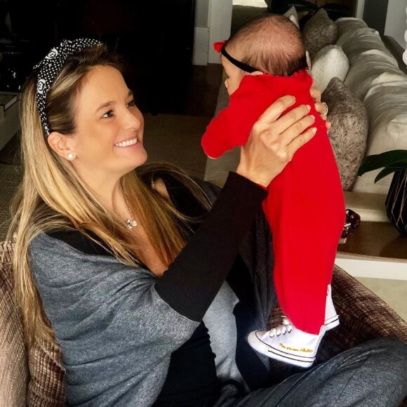 Manuella, filha de Ticiane Pinheiro, usou tênis personalizado de cano alto