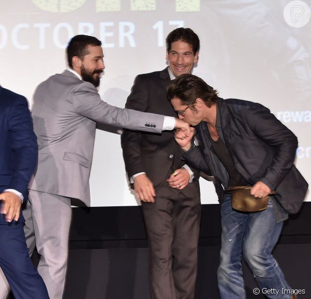 Atores Do Filme Corações De Ferro Brad Pitt Beija Mao De Shia Labeouf Em Premiere De Coracoes De