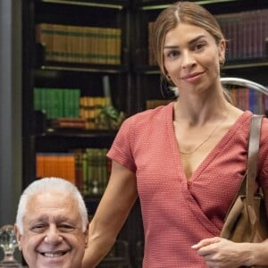 Nos próximos capítulos da novela 'Bom Sucesso', Diogo (Armando Babaioff) se revolta com a chance de Paloma (Grazi Massafera) voltar para a mansão: 'Vai que o velho - Alberto (Antonio Fagundes) - melhora de novo? Haja paciência!'