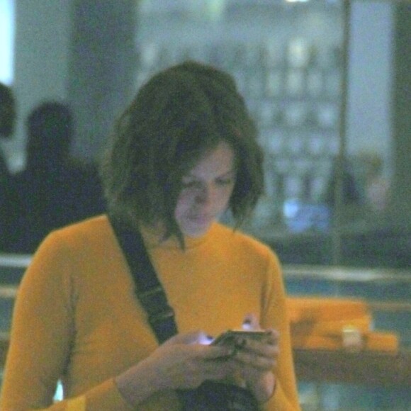 Agatha Moreira, a Josiane de 'A Dona do Pedaço', apostou em look casual e confortável para ir às compras