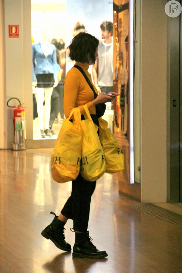 Agatha Moreira, a Josiane de 'A Dona do Pedaço', impressiona por sacolas lotadas de compras em ida ao shopping
