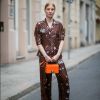 A bolsa laranja deixa ainda mais cool o conjuntinho em estilo pijama