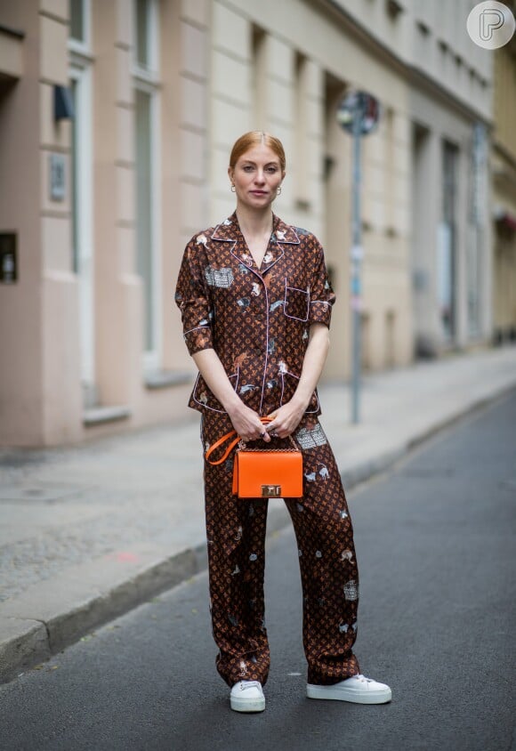 A bolsa laranja deixa ainda mais cool o conjuntinho em estilo pijama