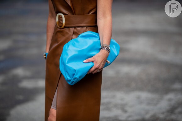 Em azul, a it bag do momento cria um contraste com o resto do look