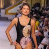 Sasha desfila pela Água de Coco mostrando as tendências de moda-praia para o verão 2020