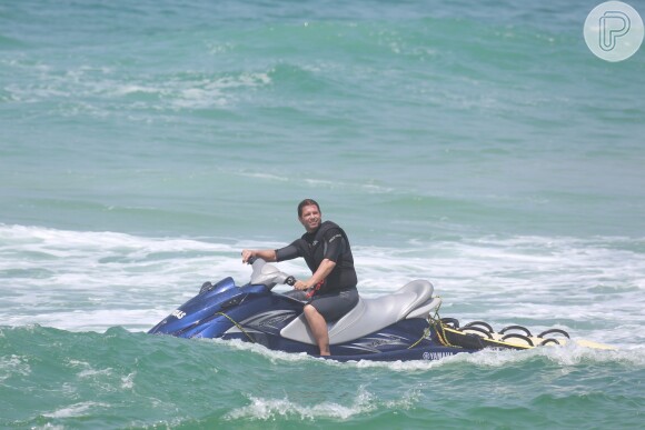 Mário Frias também andou de jet ski pelo mar da Barra da Tijuca