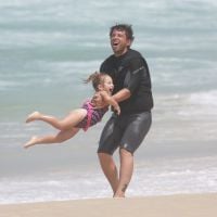 Mário Frias protagoniza momentos fofos ao lado da filha caçula em praia do Rio