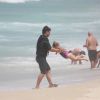 Mário Frias curtiu a praia da Barra da Tijuca, na Zona Oeste do Rio, nesta quarta-feira, 15 de outubro de 2014. Acompanhado pela mulher, o ator, que está no ar em 'Malhação', brincou muito com a filha caçula, Laura, de 3 anos de idade