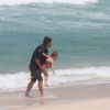 Mário Frias curtiu a praia da Barra da Tijuca, na Zona Oeste do Rio, nesta quarta-feira, 15 de outubro de 2014. Acompanhado pela mulher, o ator, que está no ar em 'Malhação', brincou muito com a filha caçula, Laura, de 3 anos de idade