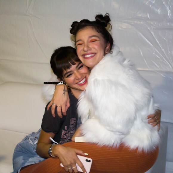 Bruna Marquezine implicou, em comentário divertido, com a amiga Priscilla Alcântara em foto