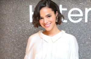 Madrinha, Bruna Marquezine posa entre vestidos de noiva com amigas. Veja foto!