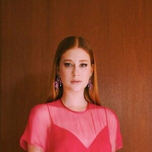 Em casamento de amigos anterior, Marina Ruy Barbosa escolheu vestido midi Givenchy