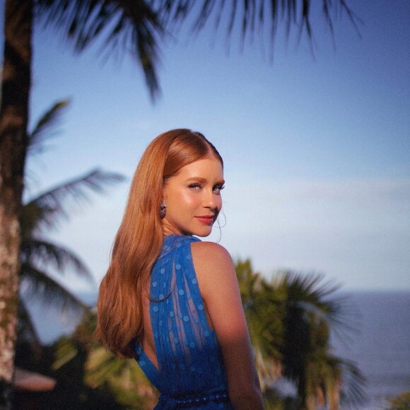 Marina Ruy Barbosa escolheu longo Cris Barros com poá e transparência para ser madrinha de casamento
