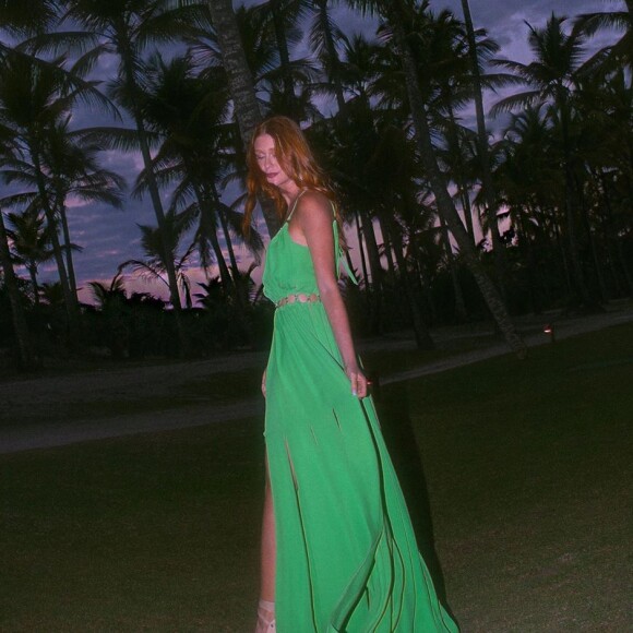 Marina Ruy Barbosa, com longo colorido para casamento, foi elogiada por fãs nas redes sociais
