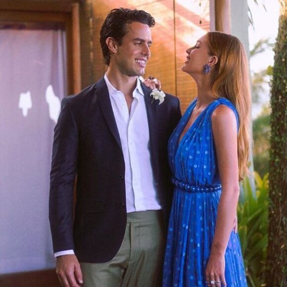 Tudo azul! Marina Ruy Barbosa usa vestido com poás em casamento de amigos em foto postada neste domingo, dia 01 de setembro de 2019