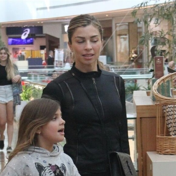 Filha de Grazi Massafera exibe semelhança com a mãe neste domingo, dia 01 setembro de 2019