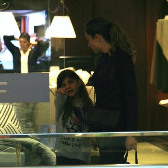 Filha de Grazi Massafera aponta para paparazzi em shopping neste domingo, dia 01 setembro de 2019