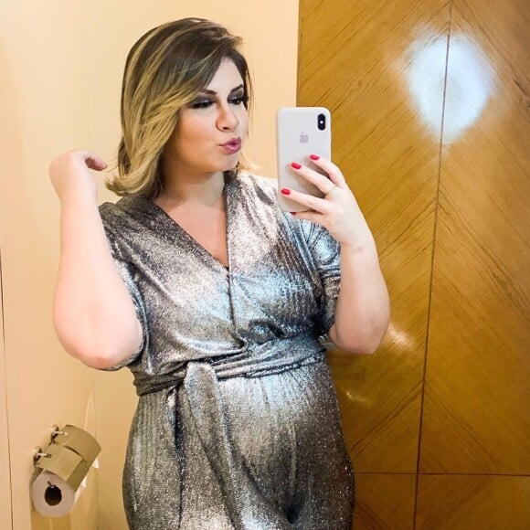 Marília Mendonça usou look prateado em show no Rio de Janeiro