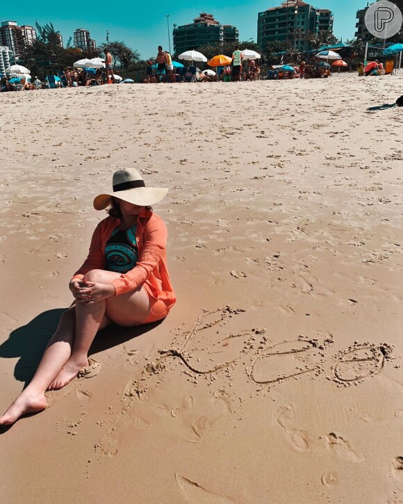 Grávida, Marília Mendonça escreveu nome do filho na areia em praia do Rio de Janeiro