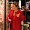 Fernanda Souza combina casaco vermelho com macacão em shopping nesta terça-feira, dia 03 de setembro de 2019