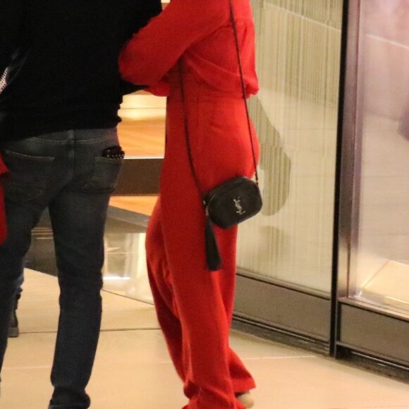 Fernanda Souza usa bolsa da Yves Saint Laurent em passeio com o marido, Thiaguinho, nesta terça-feira, dia 03 de setembro de 2019