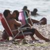 Yanna Lavigne e Bruno Gissoni dão beijo apaixonado na praia da Barra, RJ