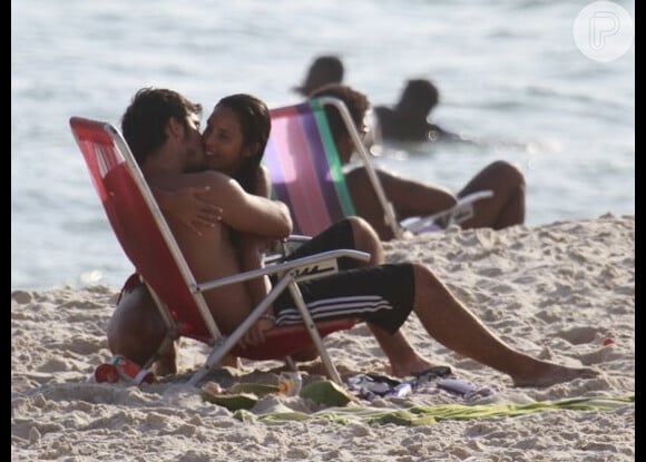 Yanna Lavigne e Bruno Gissoni dão beijo apaixonado na praia da Barra, RJ