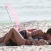 Yanna Lavigne e Bruno Gissoni se beijam na praia da Barra, no RJ
