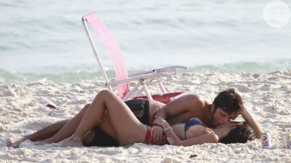 Yanna Lavigne e Bruno Gissoni se beijam na praia da Barra, no RJ